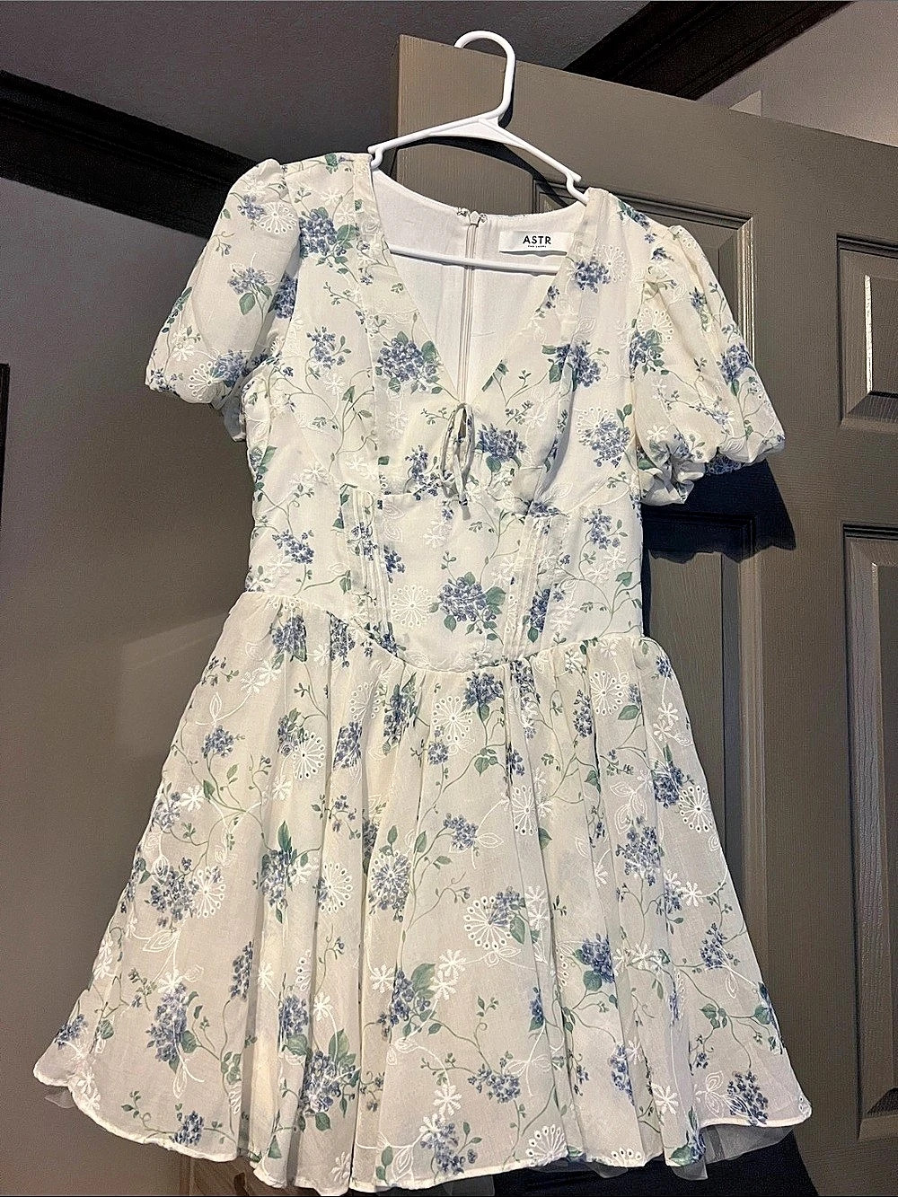 ASTR the Label Sommer Floral Puff Sleeve Mini Dress White & Blue